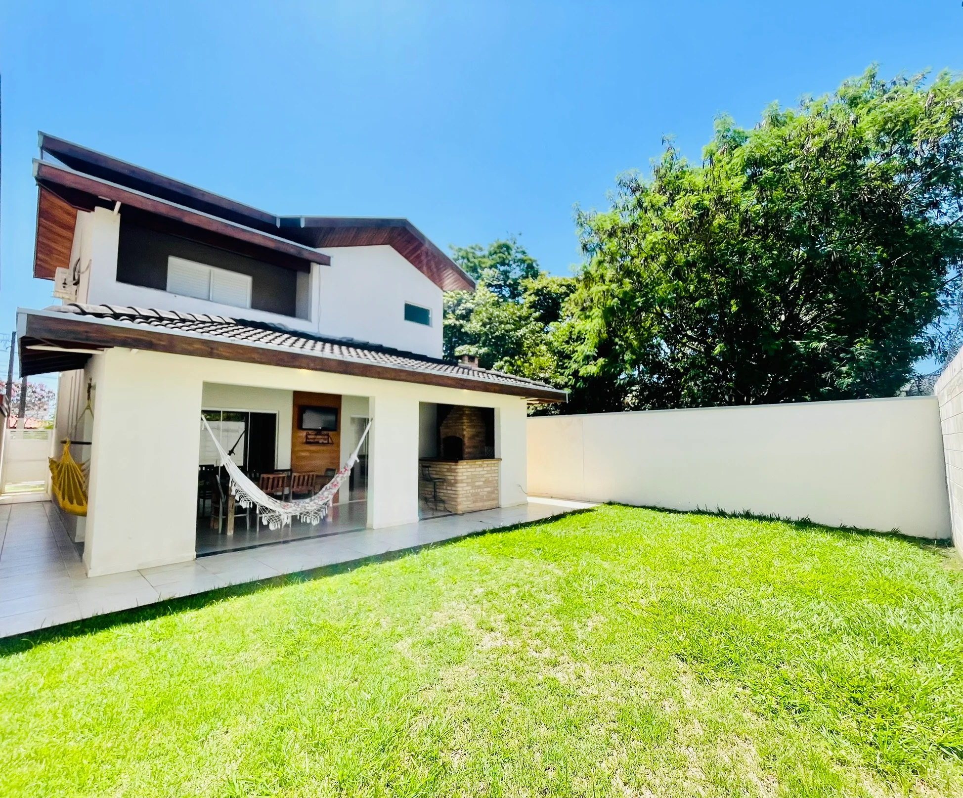 Casa à venda com 4 dormitórios no Condomínio Campos do Conde III em Tremembé/SP. 