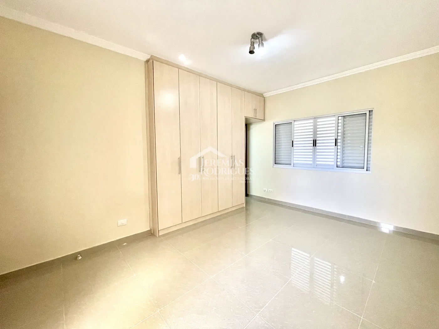Casa para locação com 3 suítes no Condomínio Campos do Conde III em Tremembé/SP. 