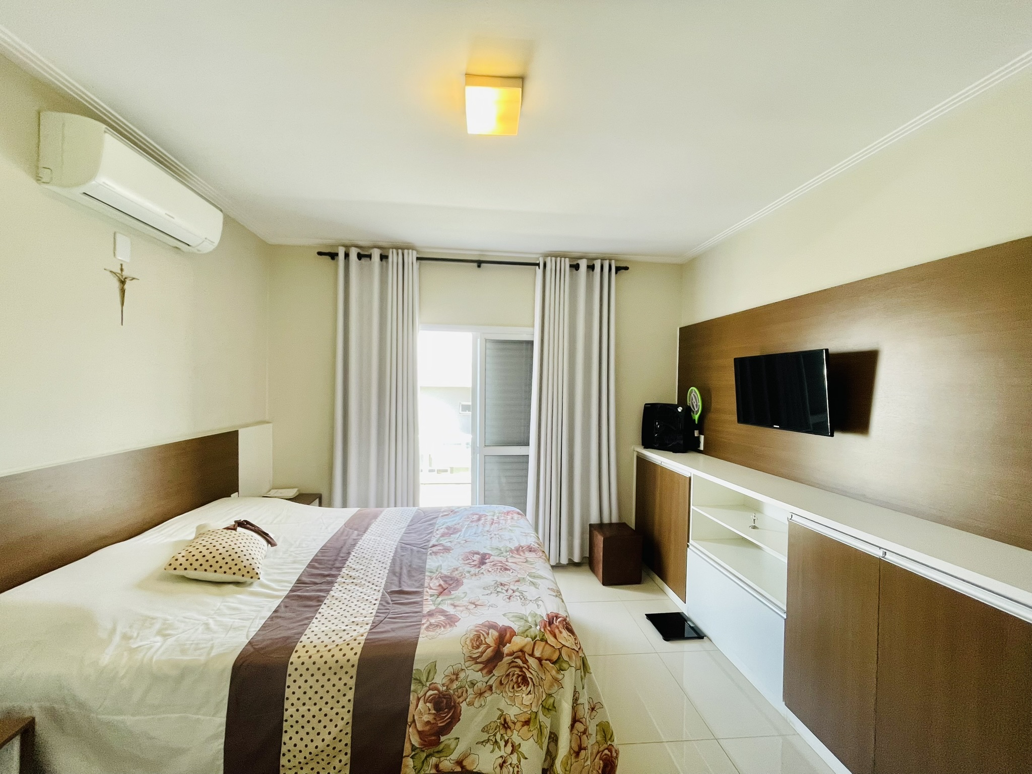 Casa à venda com 3 dormitórios no Condomínio Moema Ville em Pindamonhangaba/SP.