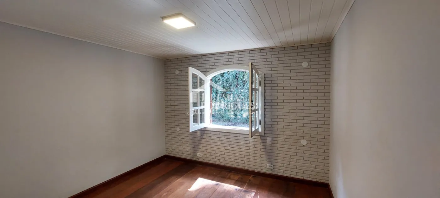 Casa com 3 dormitórios no Bairro Capivari - Campos do Jordão/SP