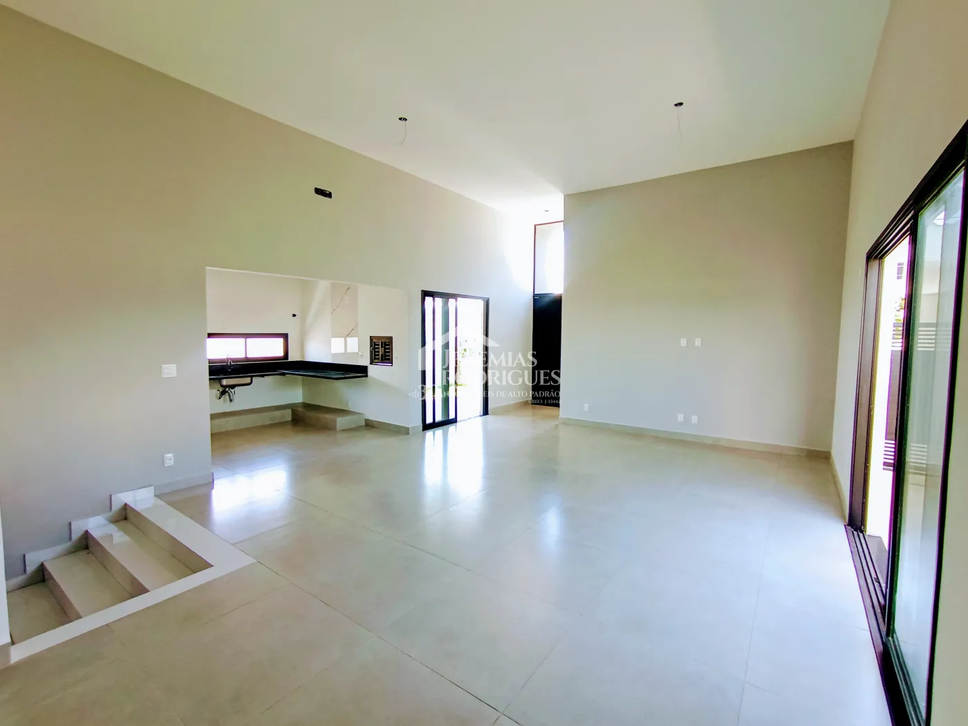 Casa assobradada à venda com 3 suítes no Condomínio Cyrela Landscape em Taubaté/SP.