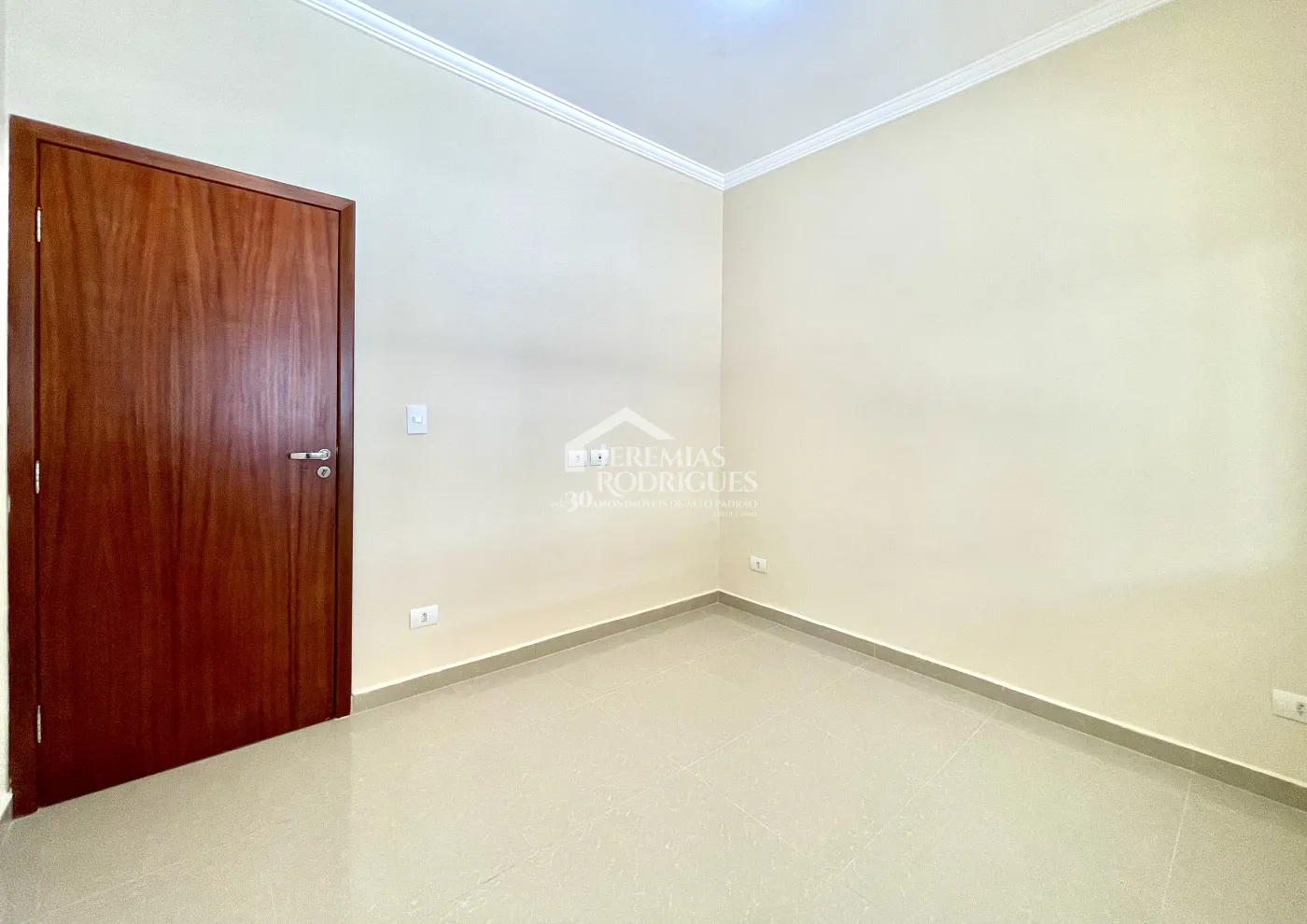 Casa para locação com 3 suítes no Condomínio Campos do Conde III em Tremembé/SP. 