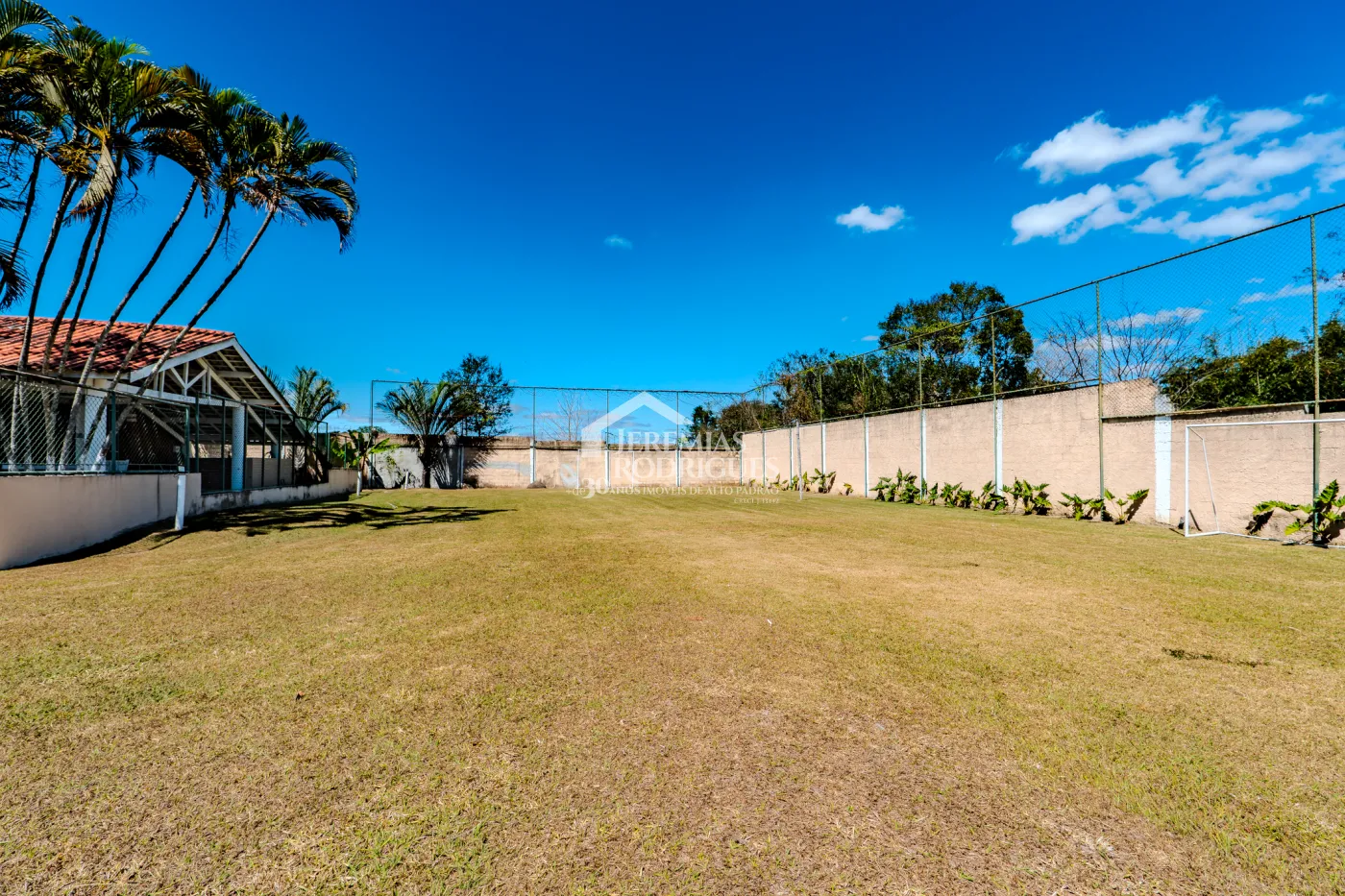 A Imobiliária Jeremias Rodrigues Imóveis de Alto Padrão disponibiliza para venda essa casa no Condomínio Morada do Visconde em Tremembé/SP.