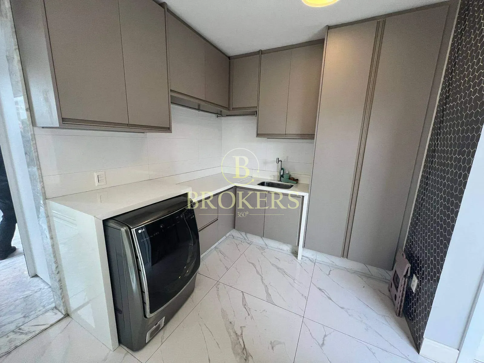 Luxo e sofisticação no Alphaville: Casa triplex mobiliada com 6 suítes, SPA e campo de futebol priv — foto 29