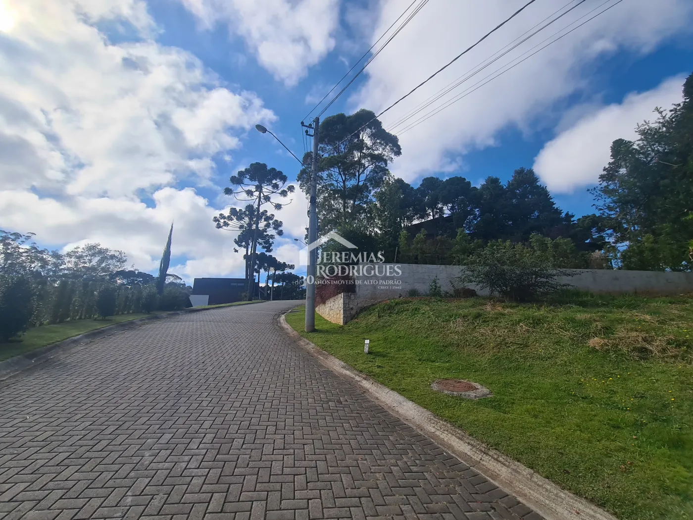 Terreno à venda com 1.091,98 m² no Condomínio Reserva Figueiredo em Campos do Jordão/SP