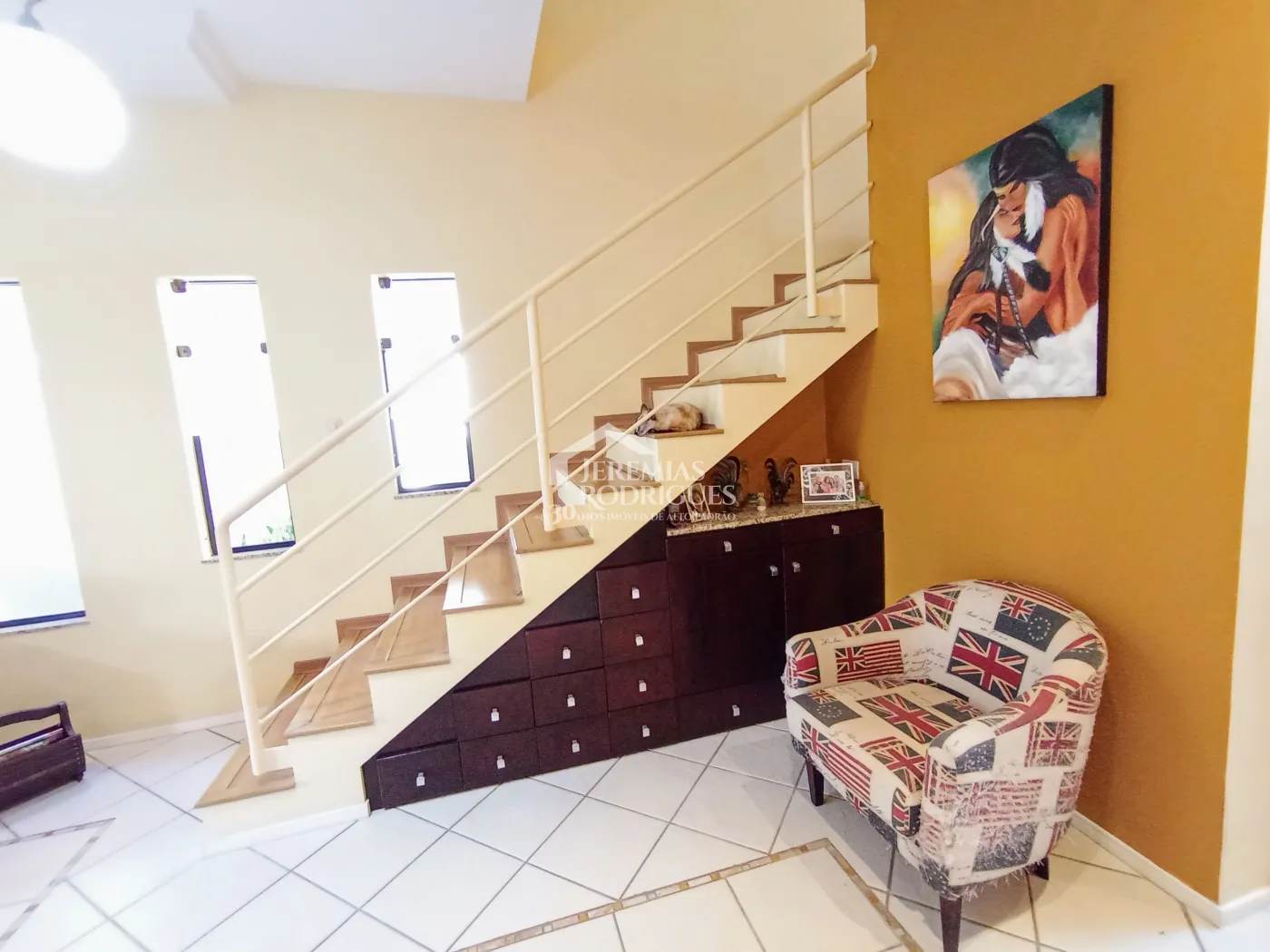 Casa assobradada à venda com 3 suítes no Condomínio Fortaleza em Taubaté/SP.