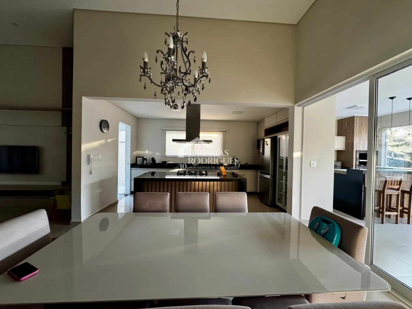 Casa à venda com 3 suítes no Condomínio Reserva dos Lagos em Pindamonhangaba/SP.