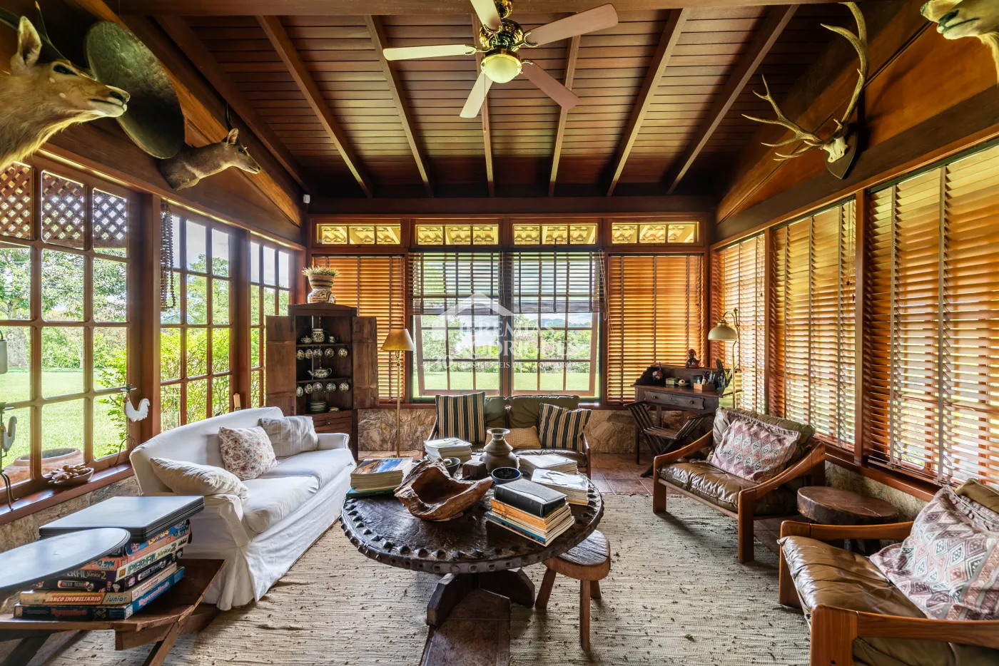 Sitio com 9 suítes, 2.600 m² - Piracaia/SP.