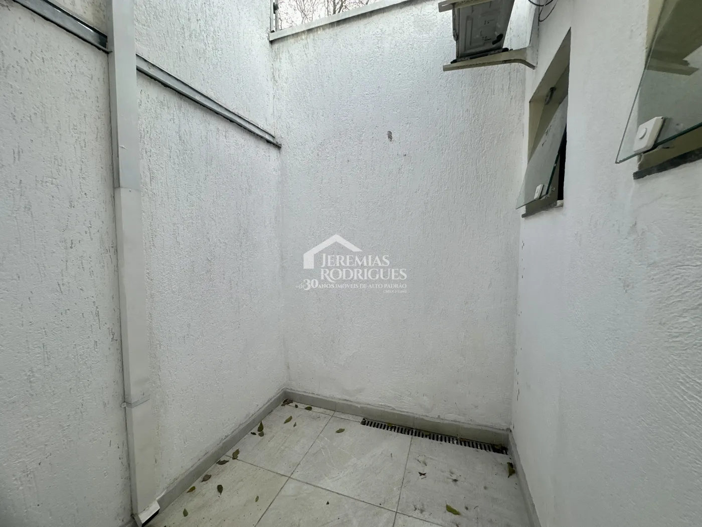 Casa para venda e locação com 4 dormitórios no Condomínio Alto dos Pinheiros em Taubaté/SP.