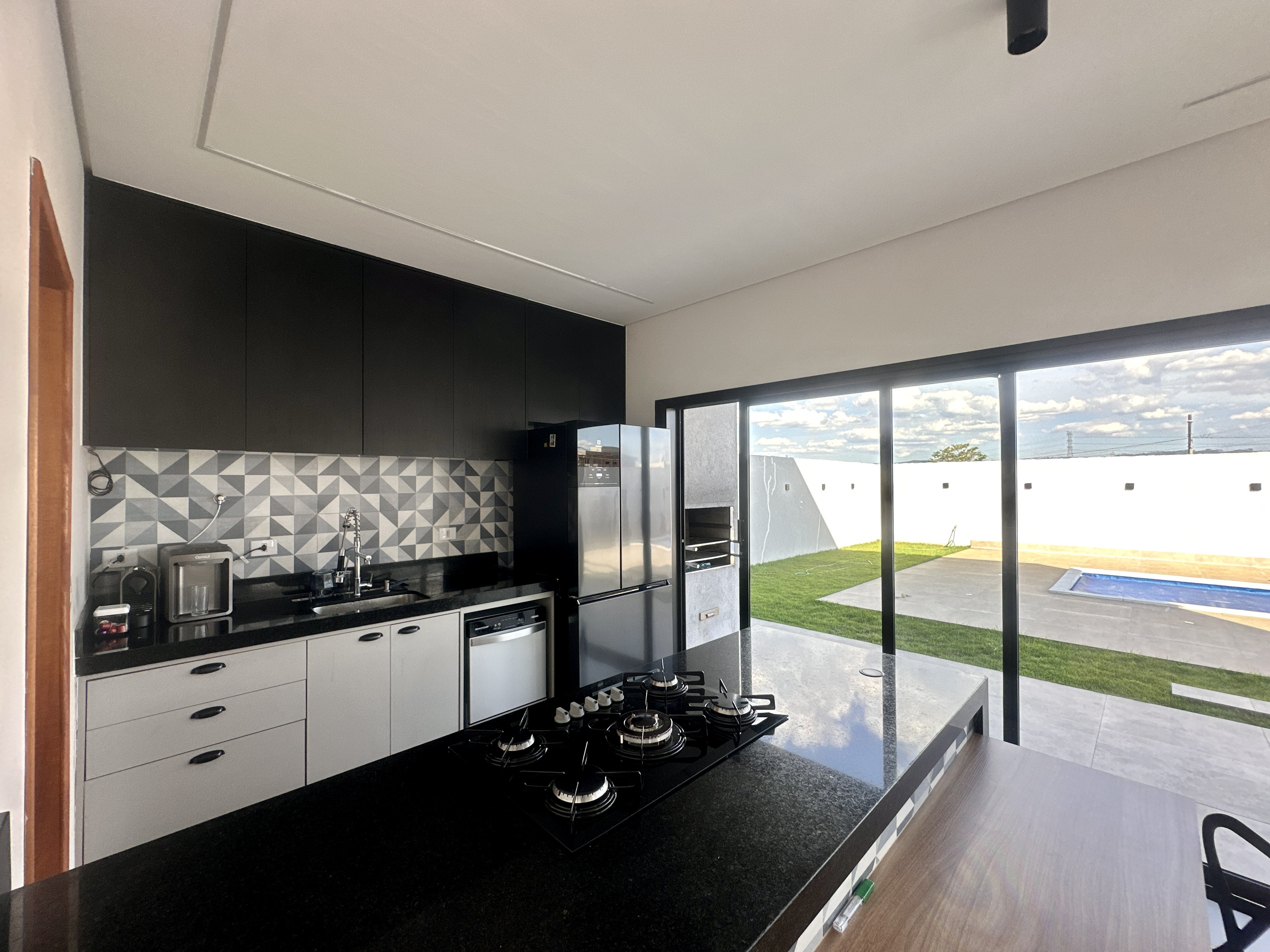 Casa à venda com 4 dormitórios no Condomínio Bella Vitta em Caçapava/SP.