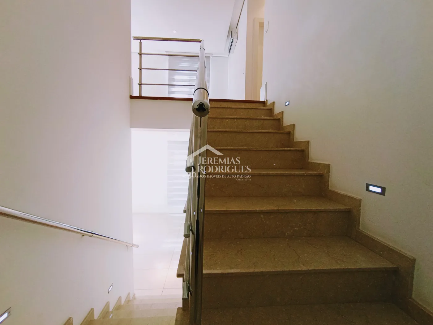 Casa para venda e locação com 4 suítes no Condomínio Taubaté Village em Taubaté/SP.