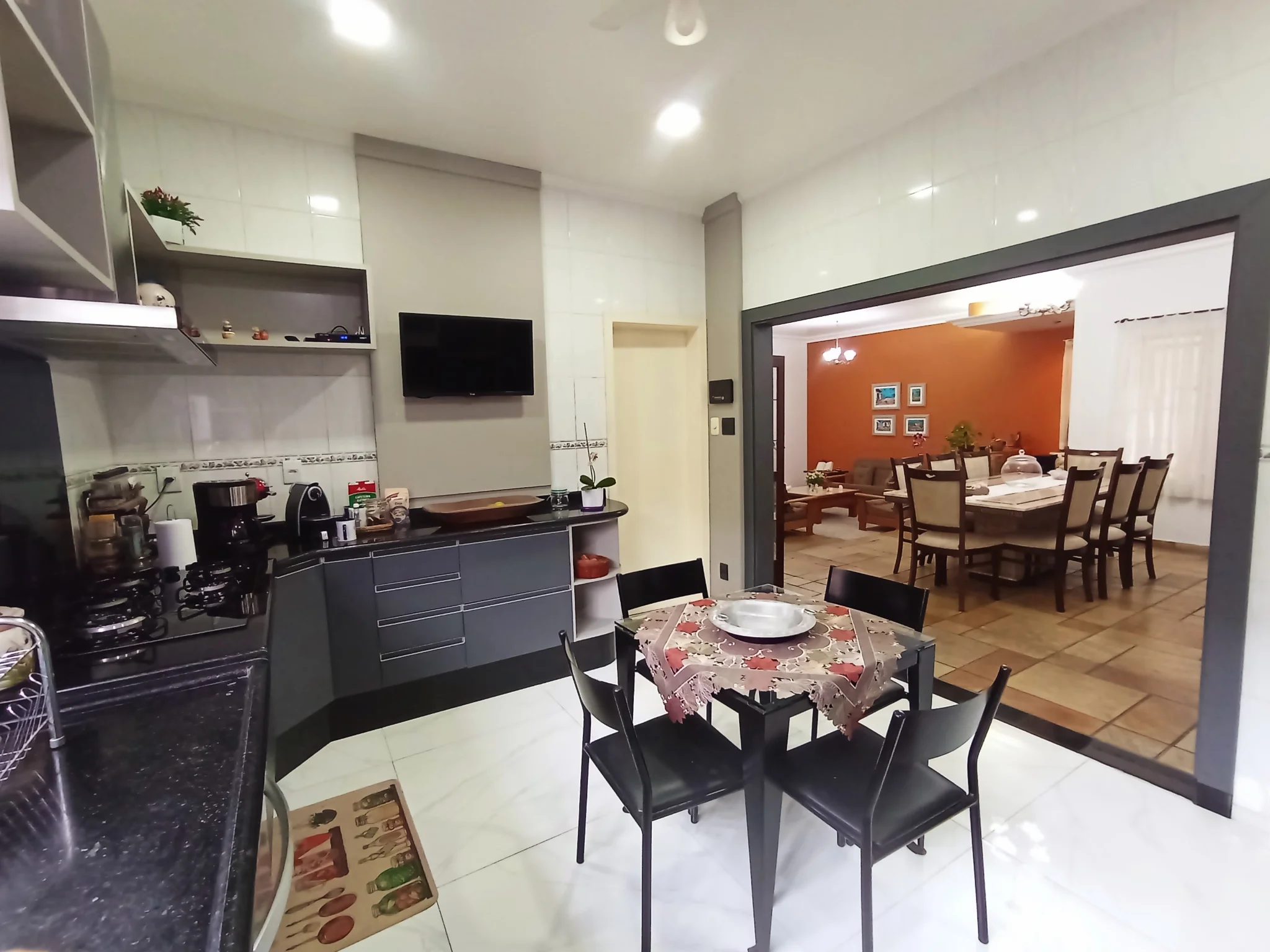 Casa à venda com 4 dormitórios no Residencial Doutor Lessa em Pindamonhangaba/SP. 