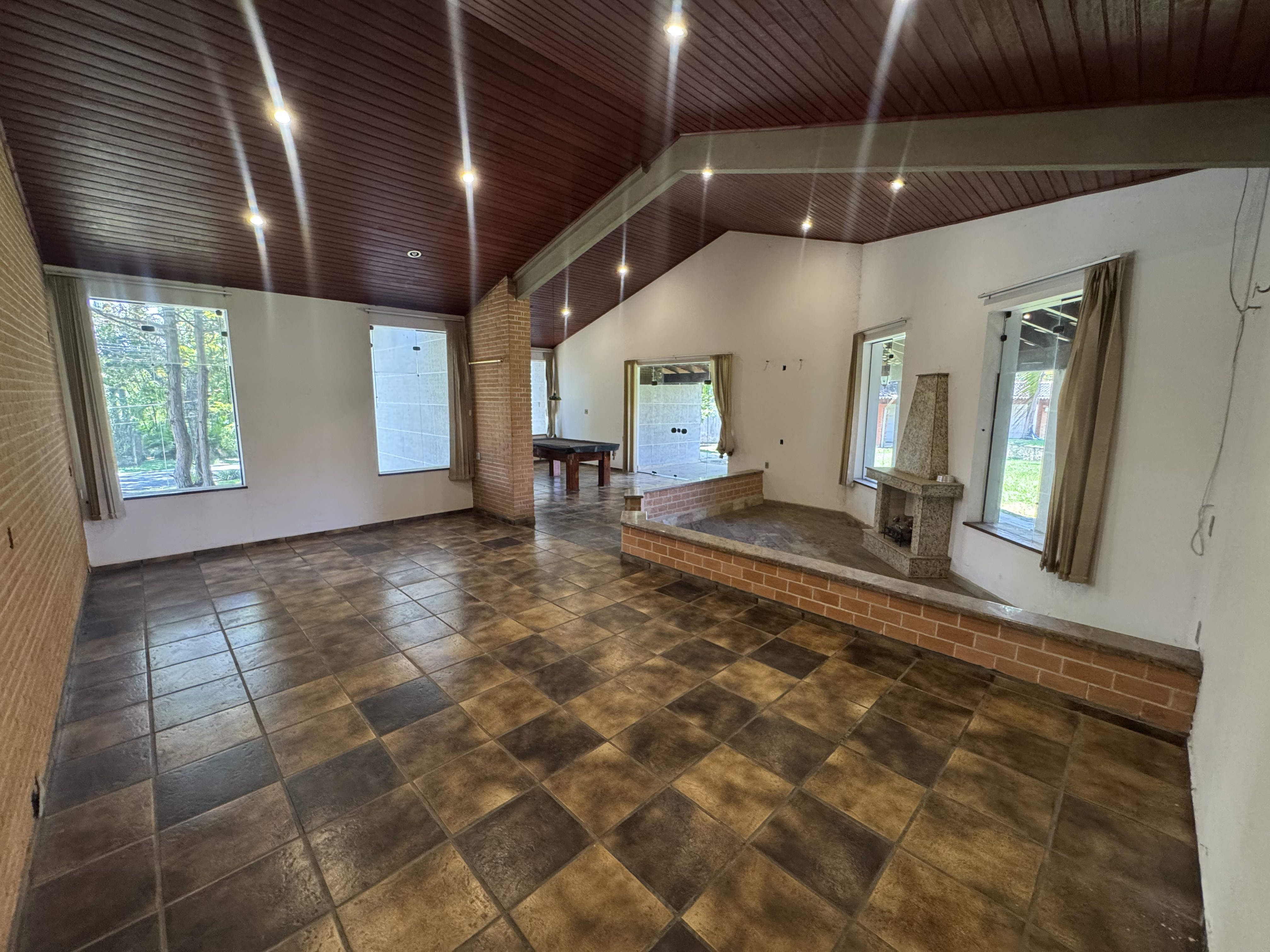 Casa à venda com 5 dormitórios no Condomínio Village Paineiras em Pindamonhangaba/SP.