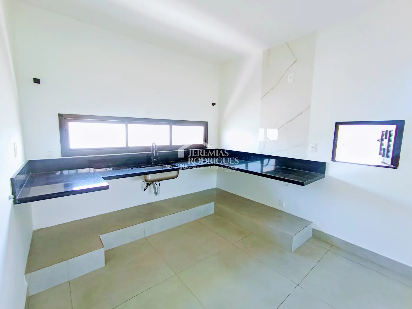 Casa assobradada à venda com 3 suítes no Condomínio Cyrela Landscape em Taubaté/SP.