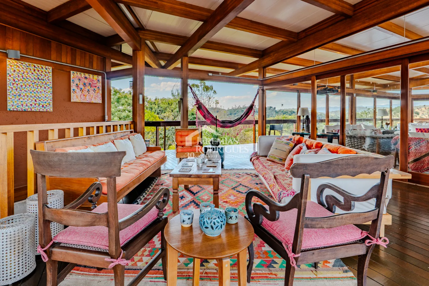 Mansão à venda com 4 suítes no Condomínio Parque da Mantiqueira em Santo Antônio do Pinhal/SP.