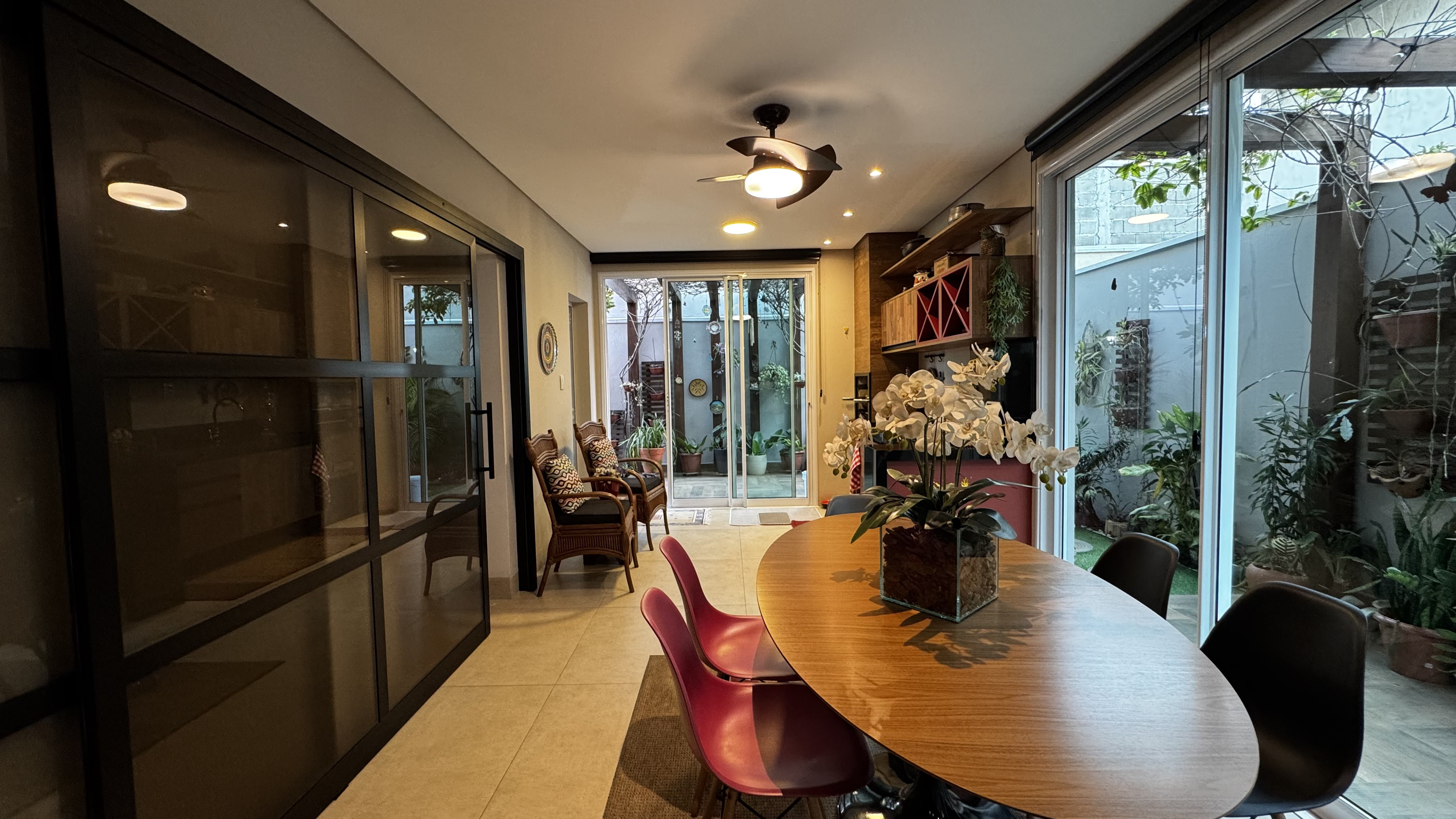 Casa à venda com 3 suítes no Condomínio Reserva dos Lagos em Pindamonhangaba/SP.