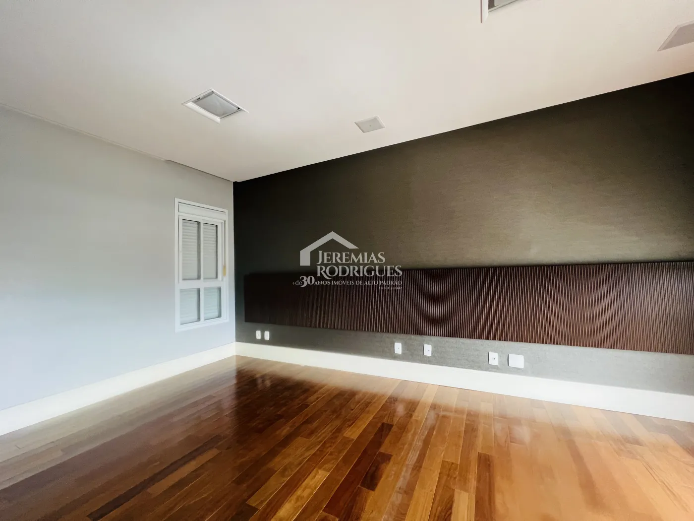 Apartamento à venda com 3 suítes no Edifício Des Arts em Taubaté/SP.