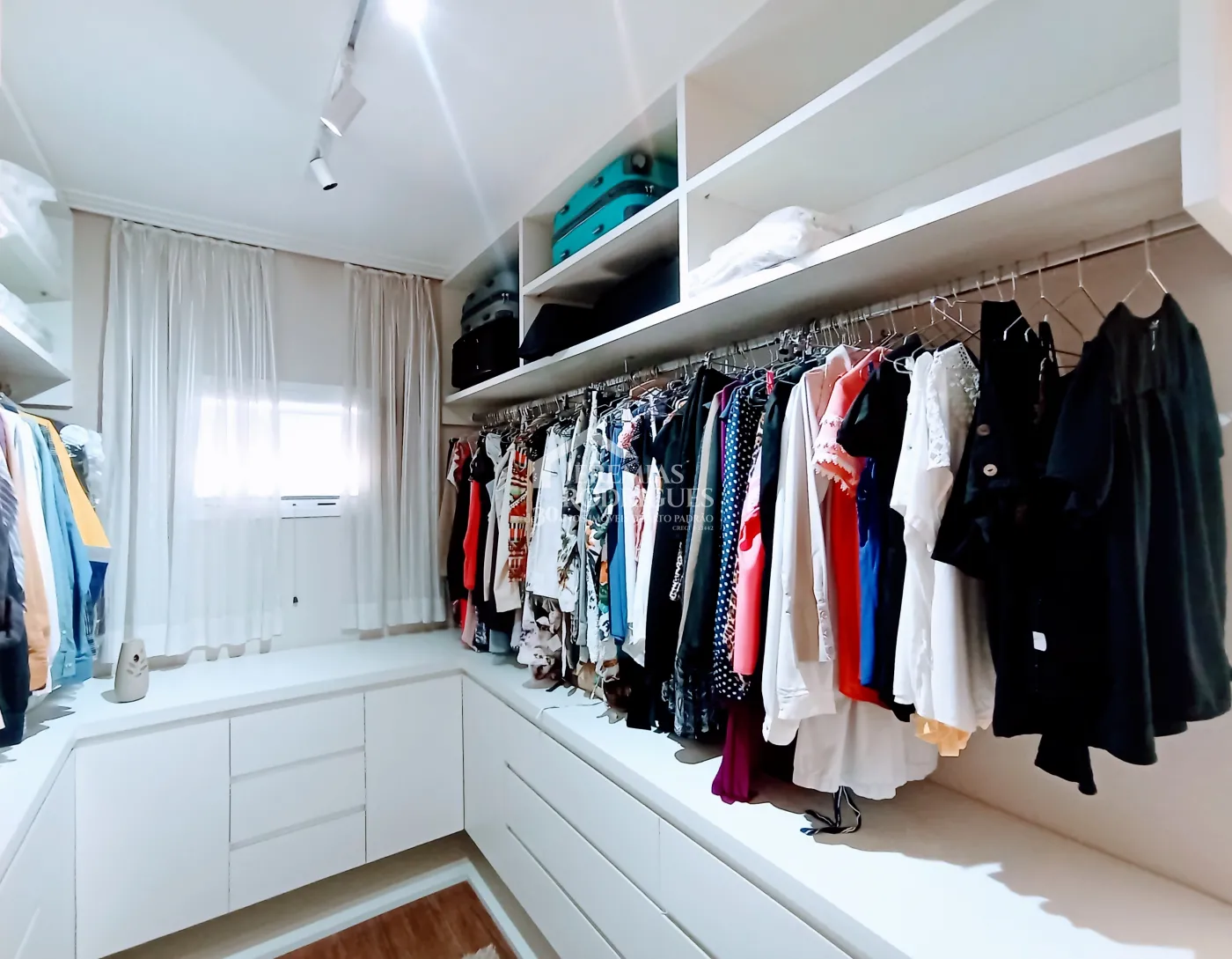 Casa à venda com 4 suítes no Condomínio Altos da Serra VI em São José dos Campos/SP