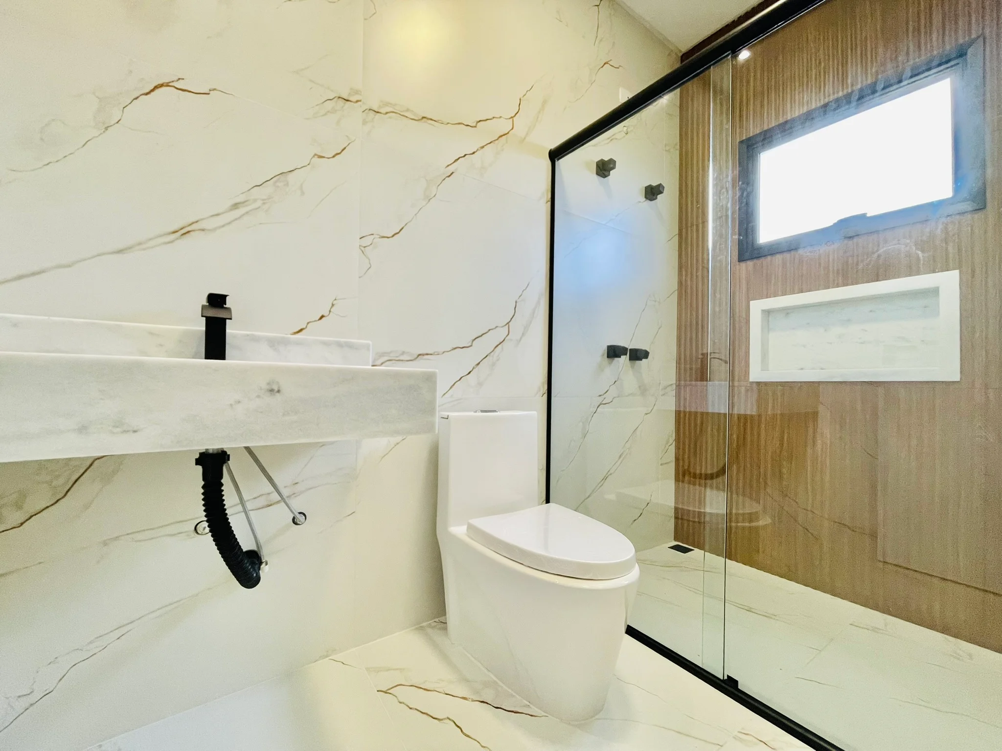 Casa à venda com 3 suítes no Condomínio Ouro Ville em Taubaté/SP. 