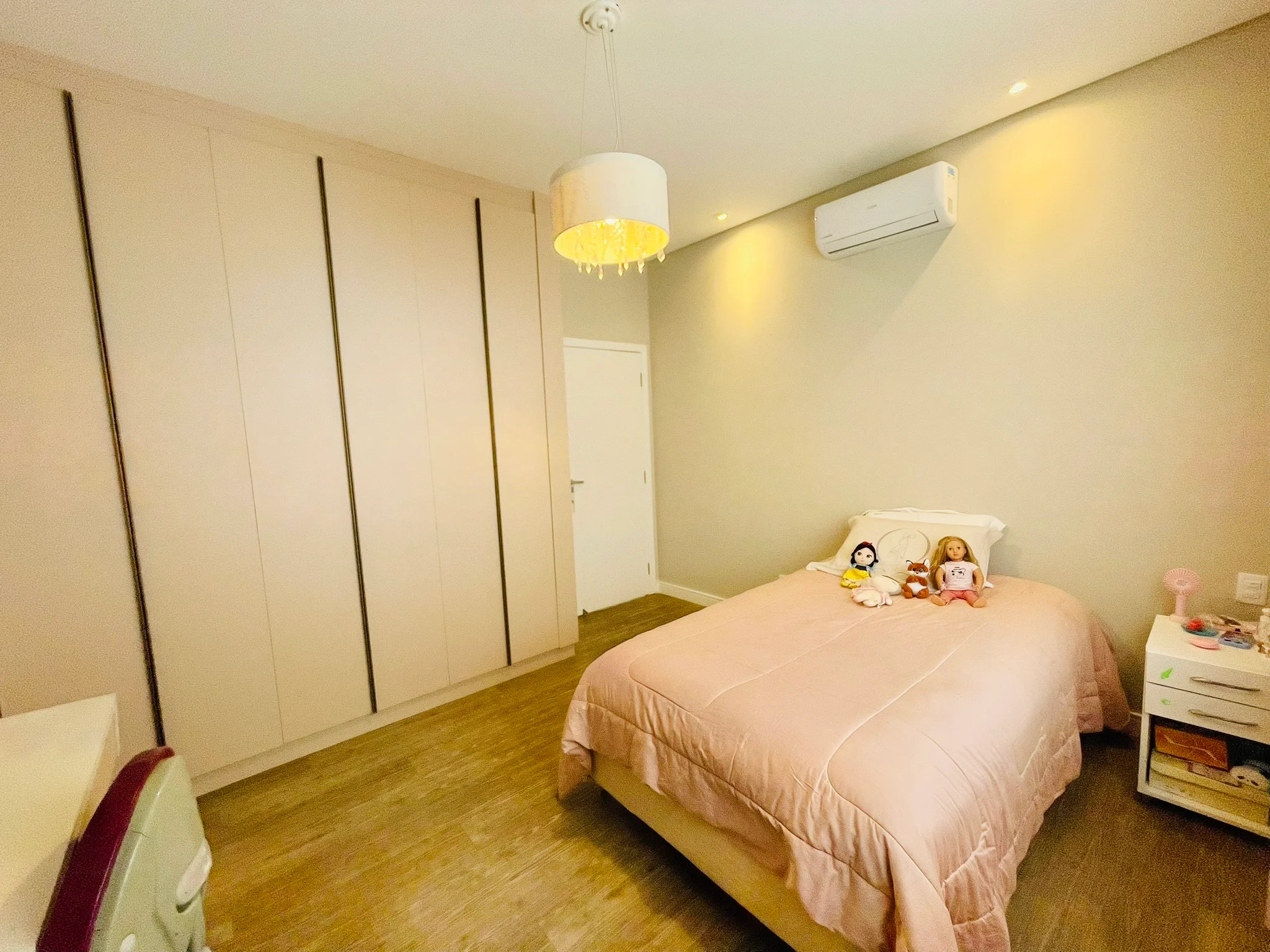 Casa à venda com 4 suítes no Condomínio Tecoara em Taubaté/SP.