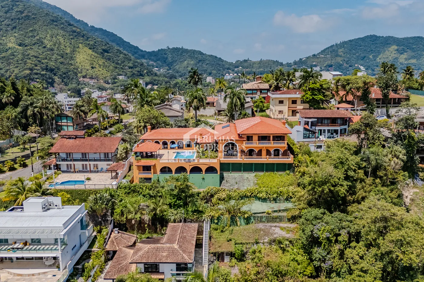 Mansão à venda com 7suítes no Condomínio Santa Rita em Ubatuba/SP.