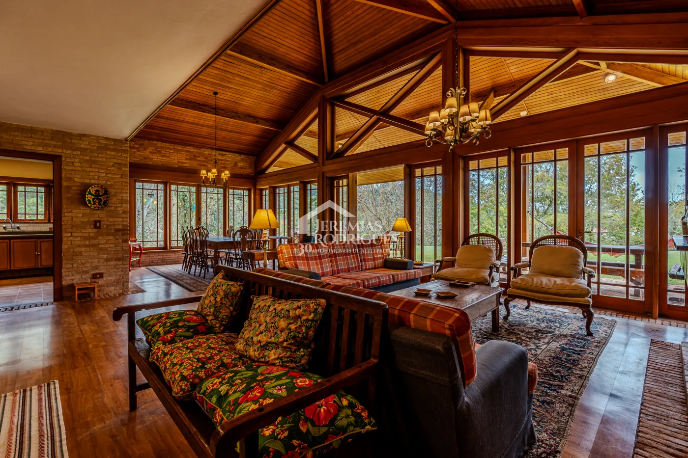 Casa de Campo à venda com 5 suítes no bairro Reinópolis em Santo Antônio do Pinhal/SP