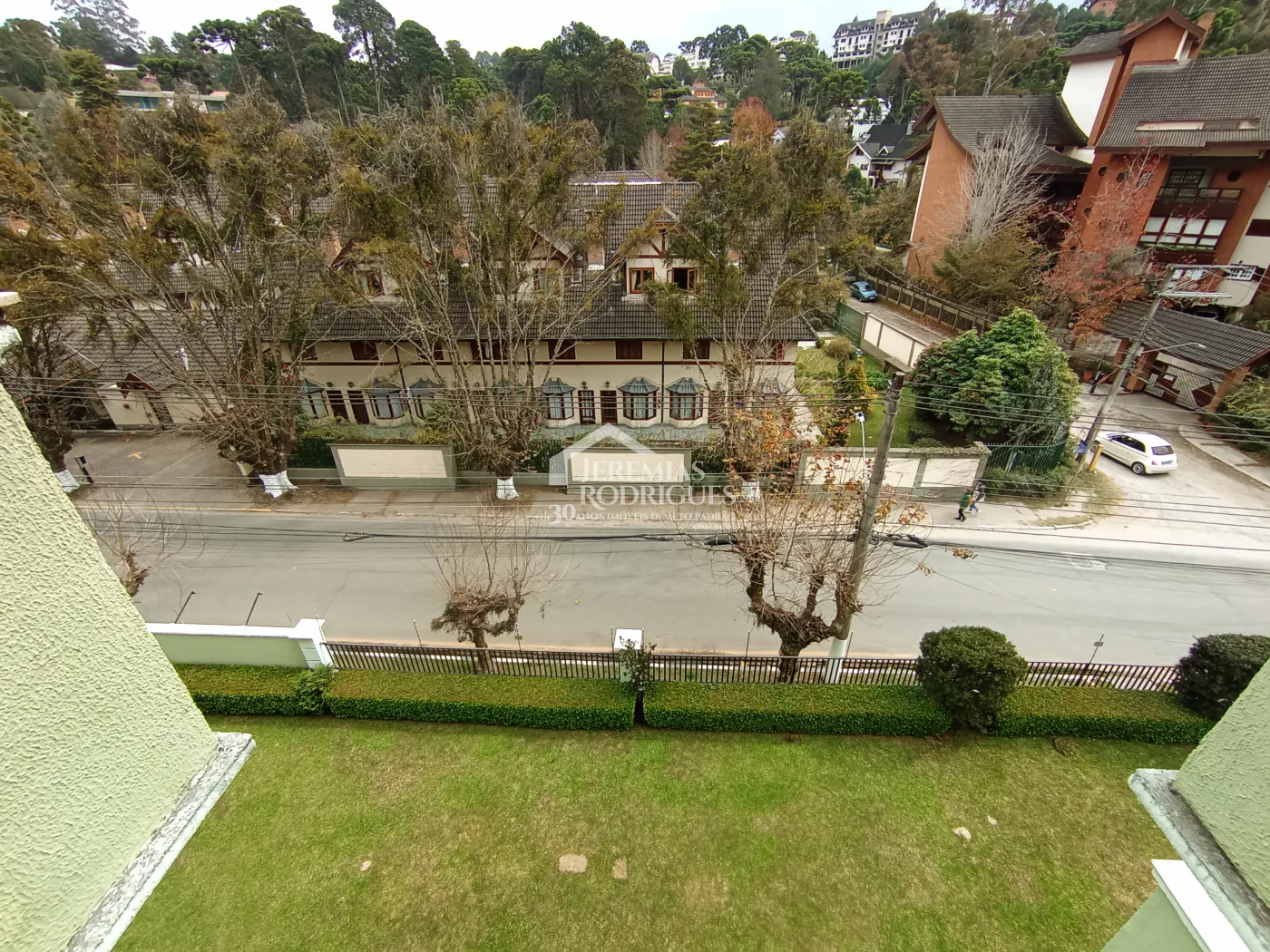 Apartamento duplex à venda com 4 suítes, 401 m² no Condomínio Chateau D Amboise em Campos do Jordão/SP.