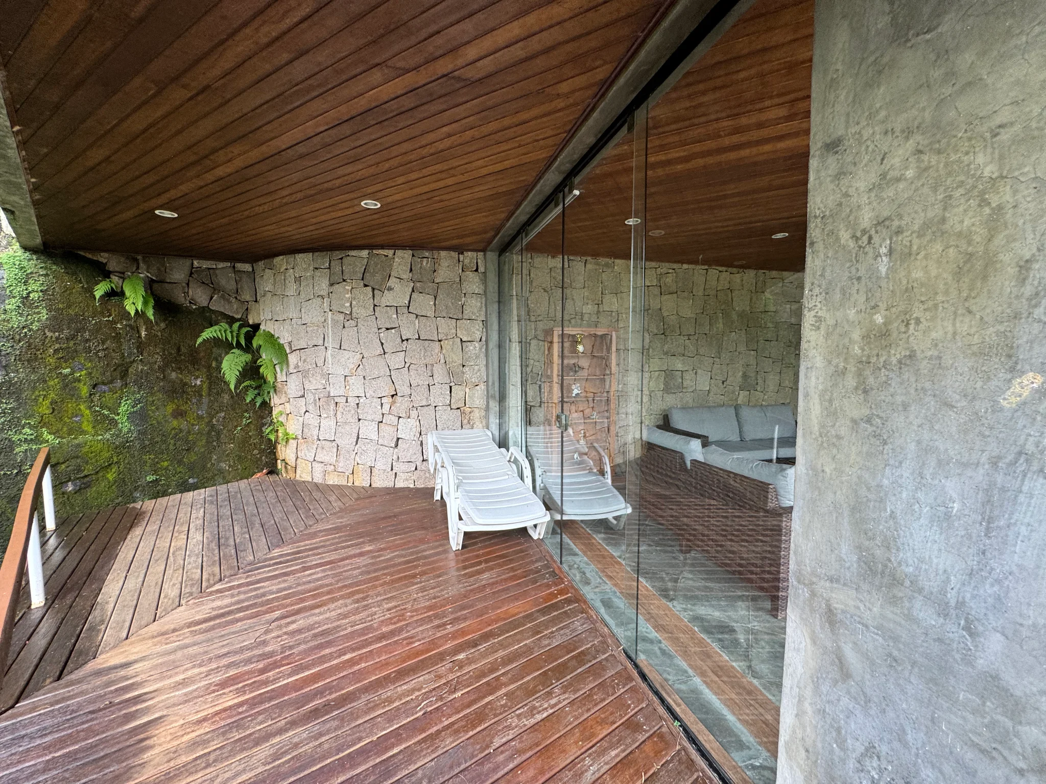 Casa à venda com 5 dormitórios no Condomínio Ponta das Toninhas em Ubatuba/SP. 