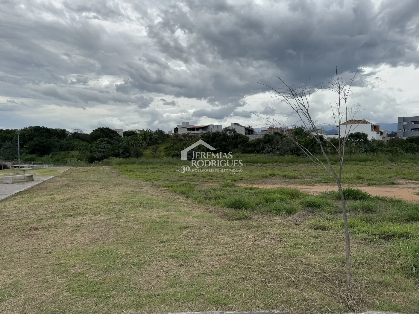 Terreno à venda com 365 m² no Bosque da Imperatriz em Pindamonhangaba/SP.