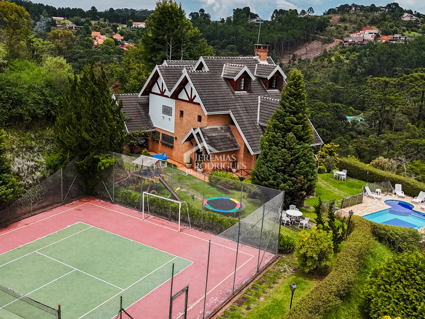 Casa à venda com 5 dormitórios no Condomínio Residencial Gran Ville em Campos do Jordão/SP.