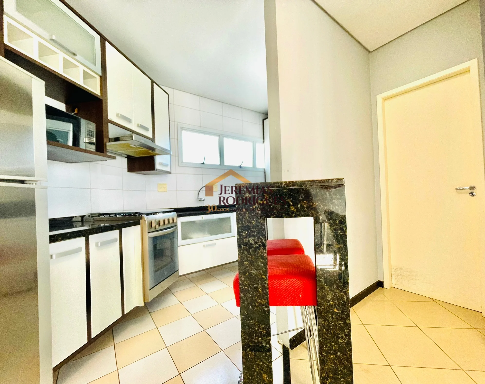 Cobertura Duplex semimobiliada para locação no Edifício Village Towers em Taubaté/SP.