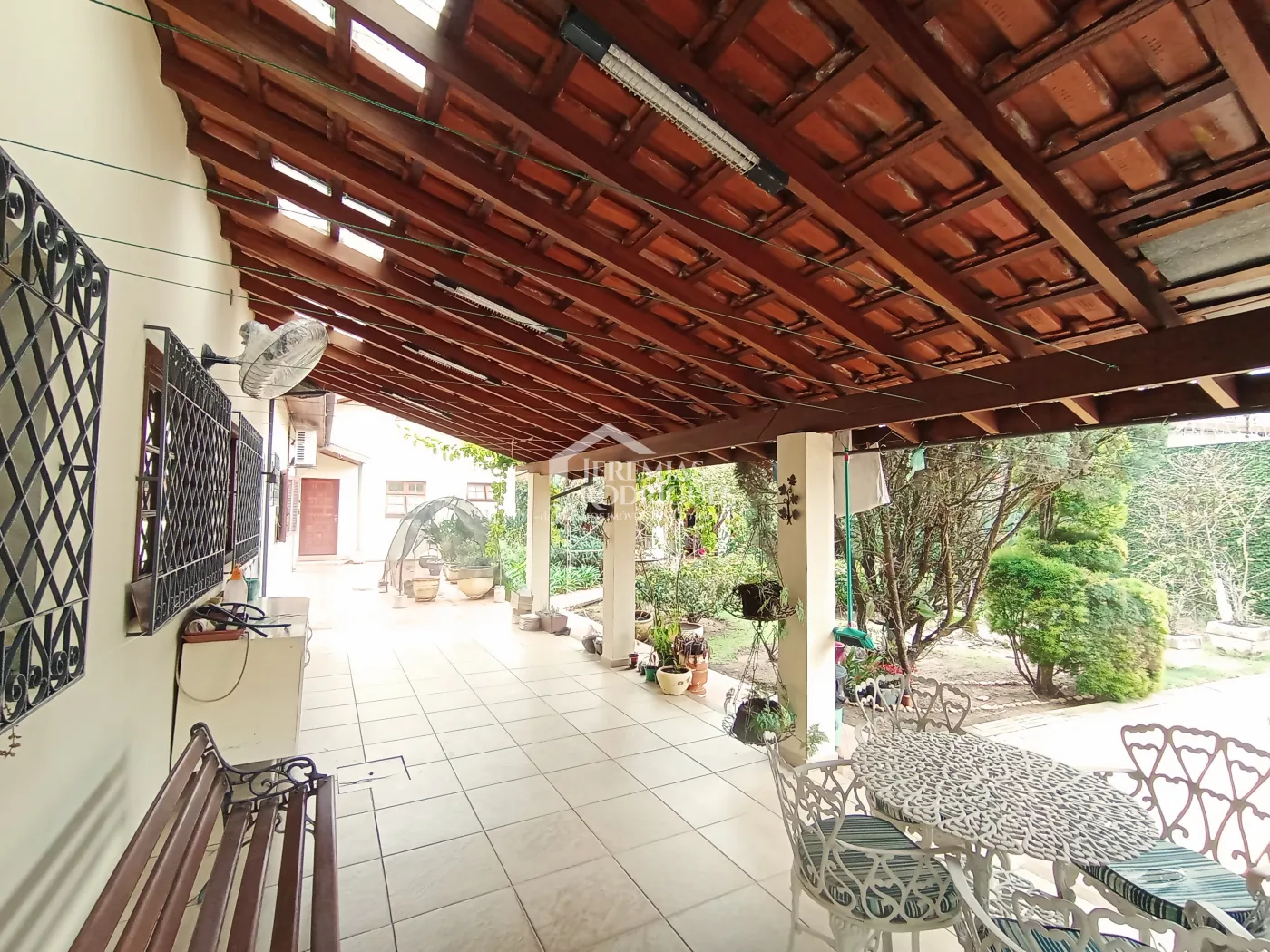 Casa para venda e locação com 3 suítes no bairro Parque das Flores em Taubaté/SP.