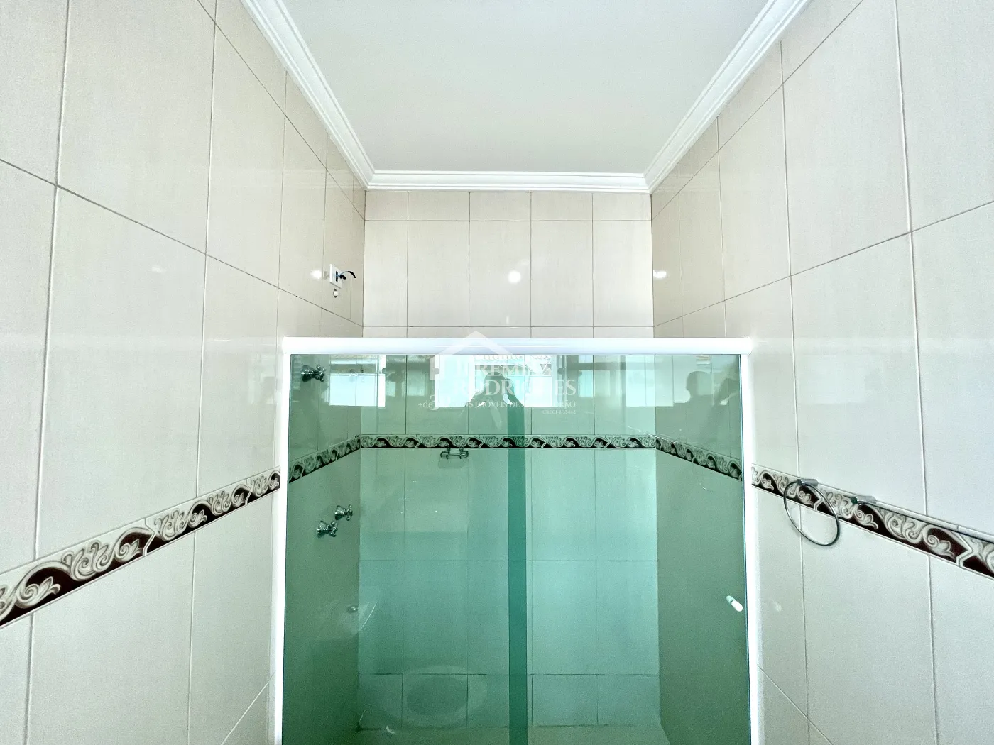 Casa para locação com 3 suítes no Condomínio Campos do Conde III em Tremembé/SP. 