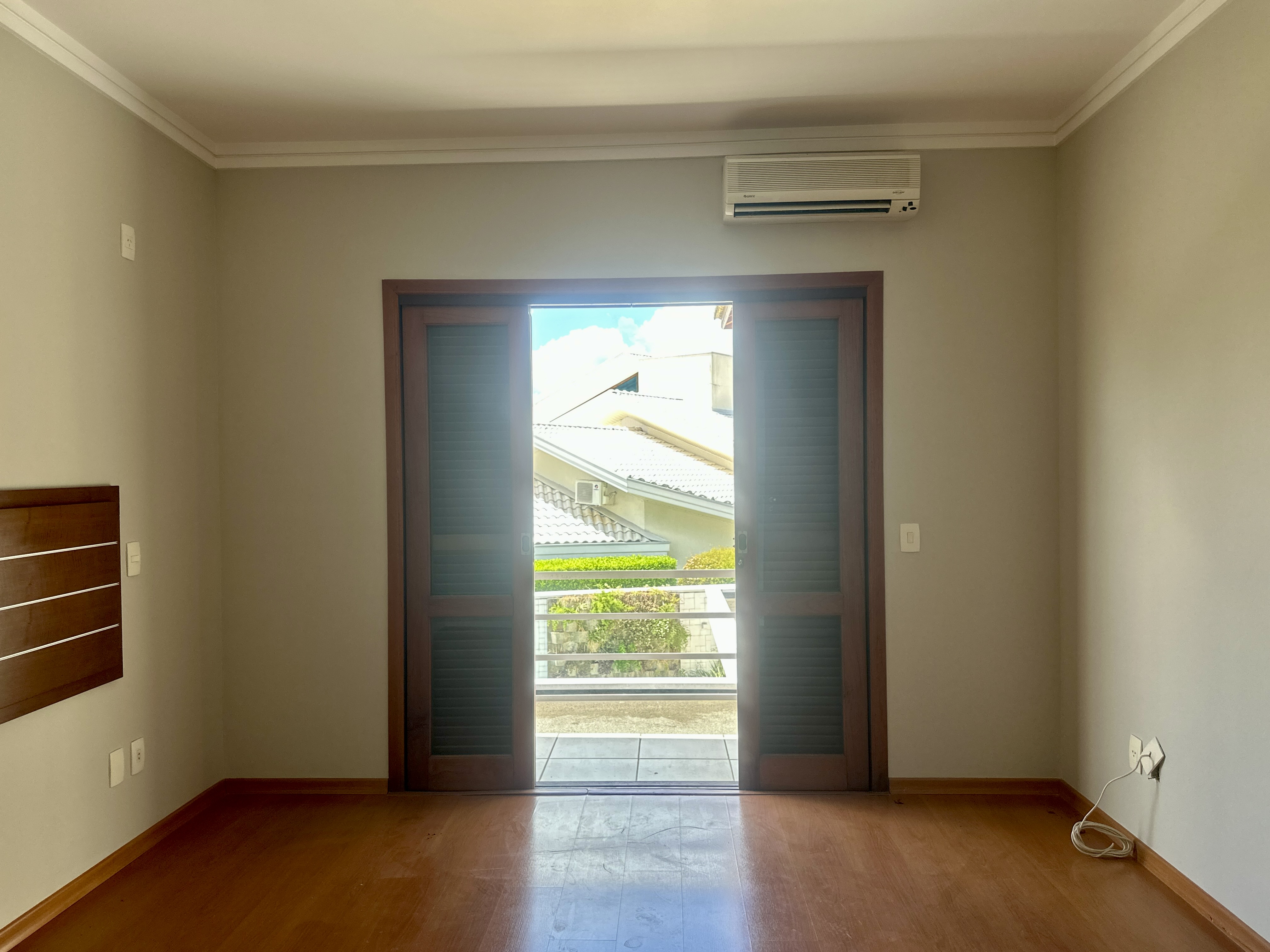 Casa para locação com 3 suítes no Condomínio Taubaté Village em Taubaté/SP. 