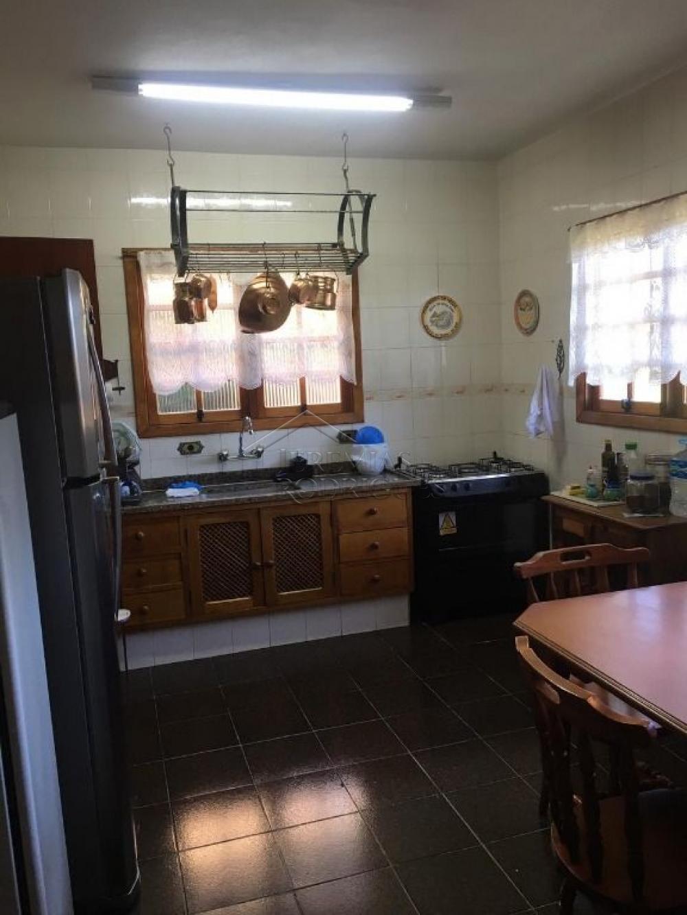 Casa à venda com 6 dormitórios no Alto Do Capivari em Campos do Jordão/SP.