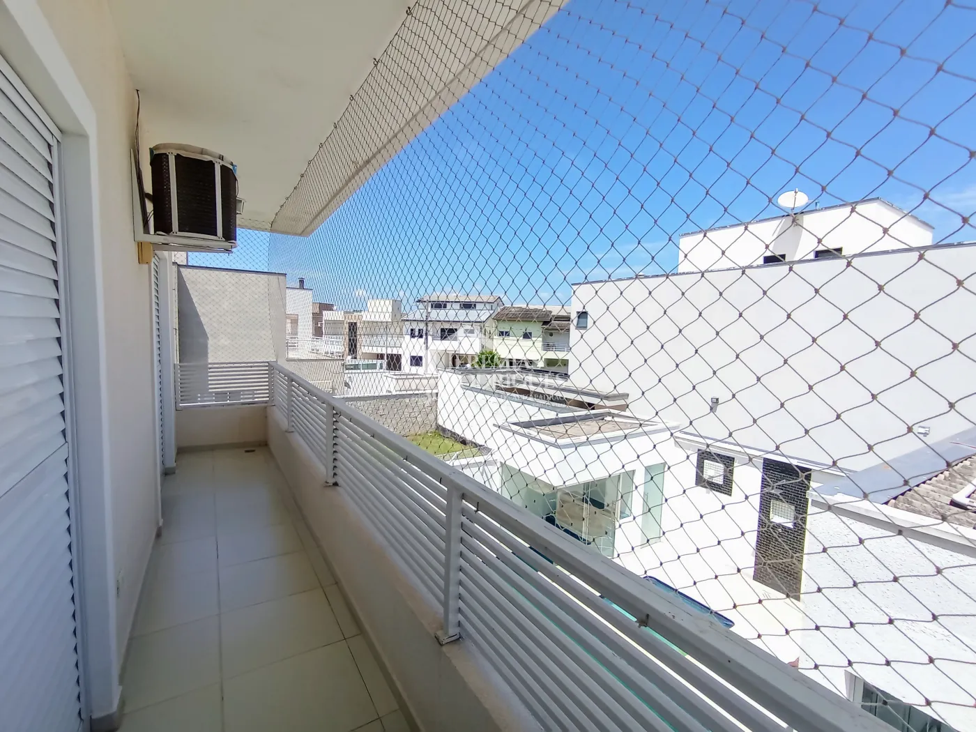 Casa assobradada com 3 suítes - Condomínio Jardim Oásis - Taubaté/SP.
