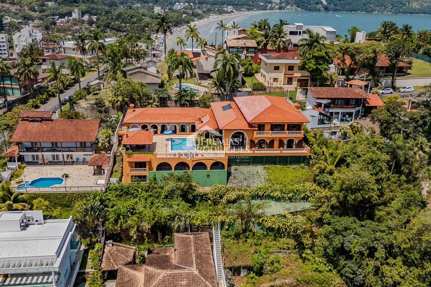 Mansão à venda com 7suítes no Condomínio Santa Rita em Ubatuba/SP.