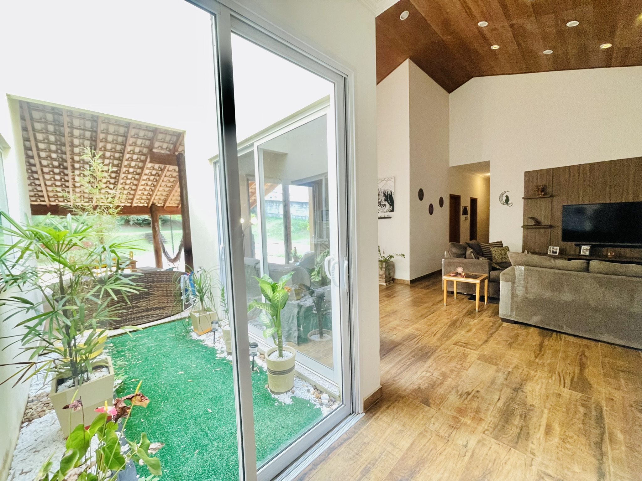Casa à venda com 4 dormitórios no Condomínio São Félix do Cataguá em Taubaté/SP.