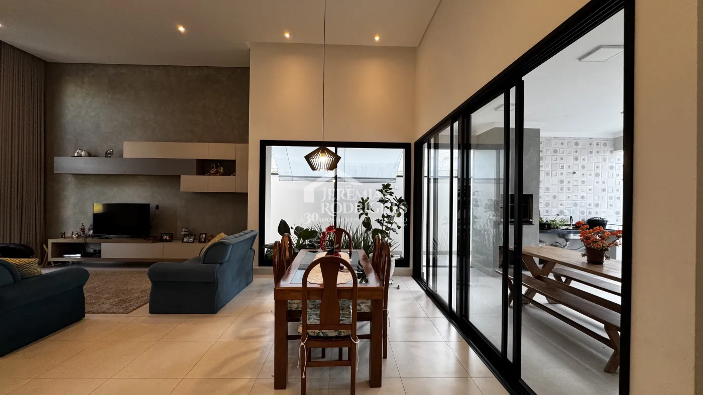 Casa à venda com3 suítes no Condomínio Reserva dos Lagos em Pindamonhangaba/SP.