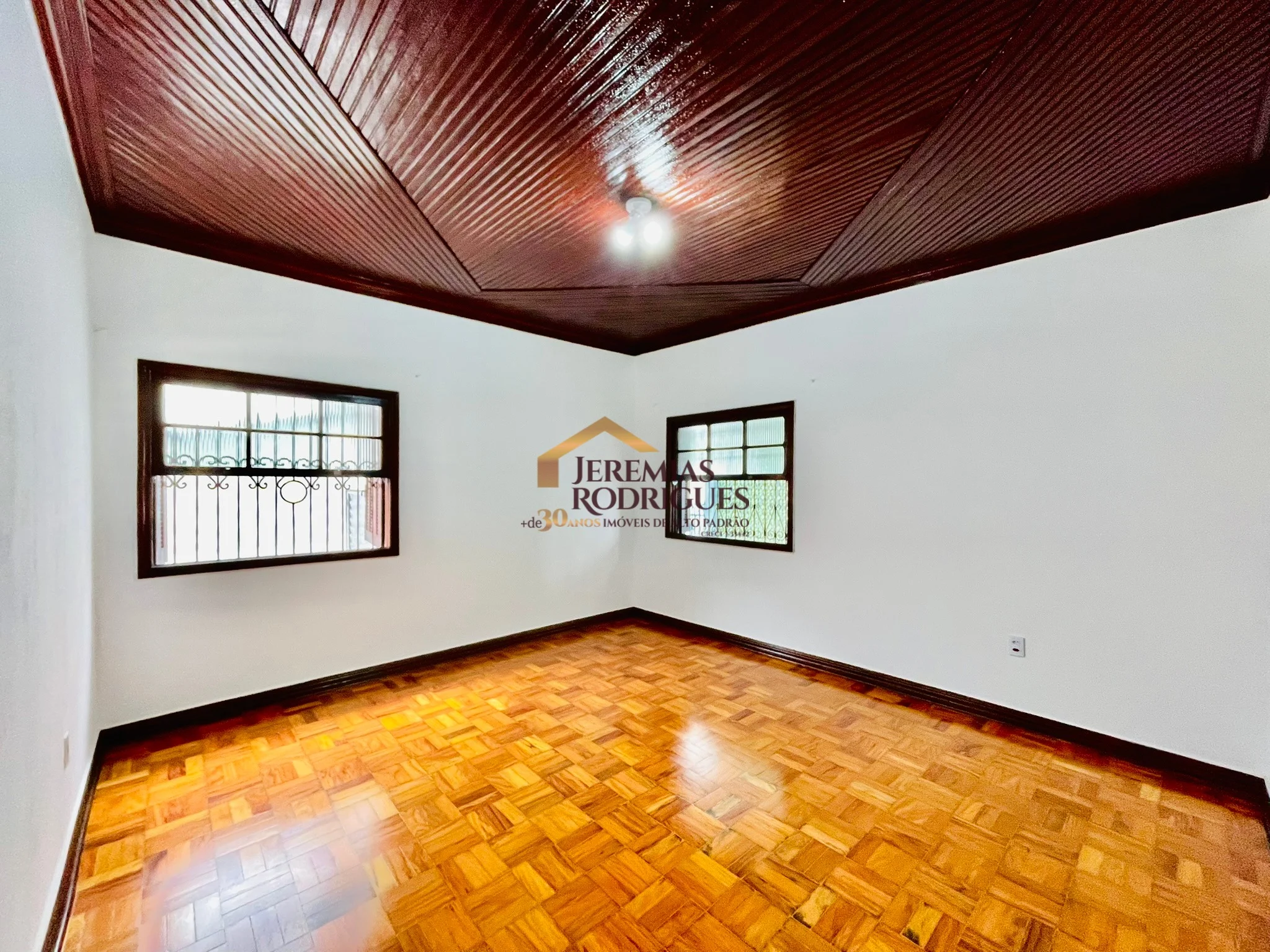 Casa para locação com estrutura para ponto comercial no Centro de Pindamonhangaba/SP. — foto 12