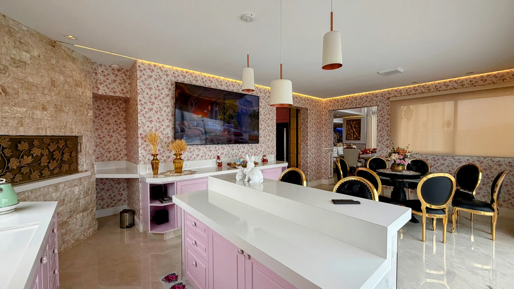 Casa à venda com 4 suítes no  Condomínio Iporanga em Campos do Jordão/SP. 