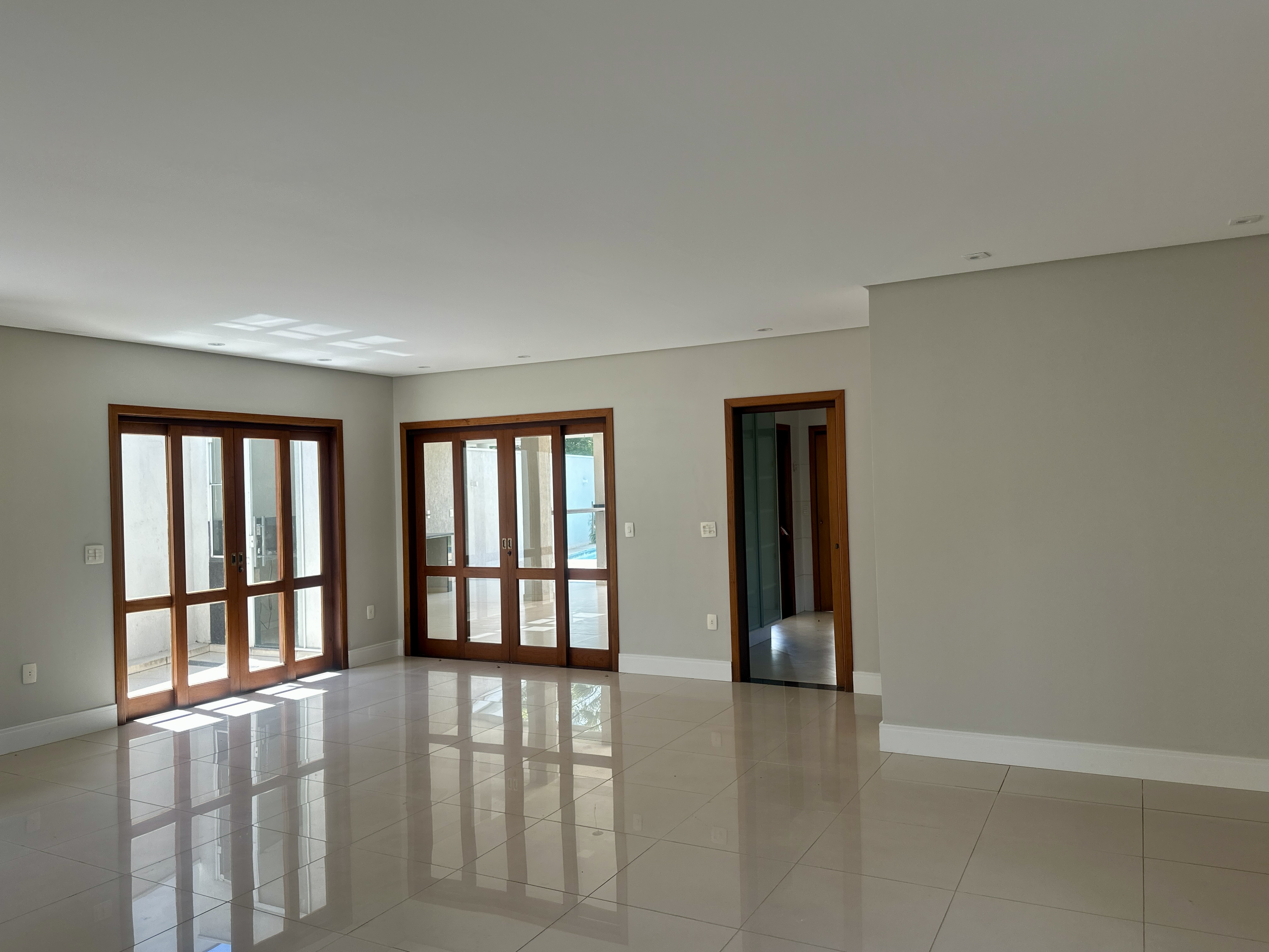 Casa para locação com 3 suítes no Condomínio Taubaté Village em Taubaté/SP. 