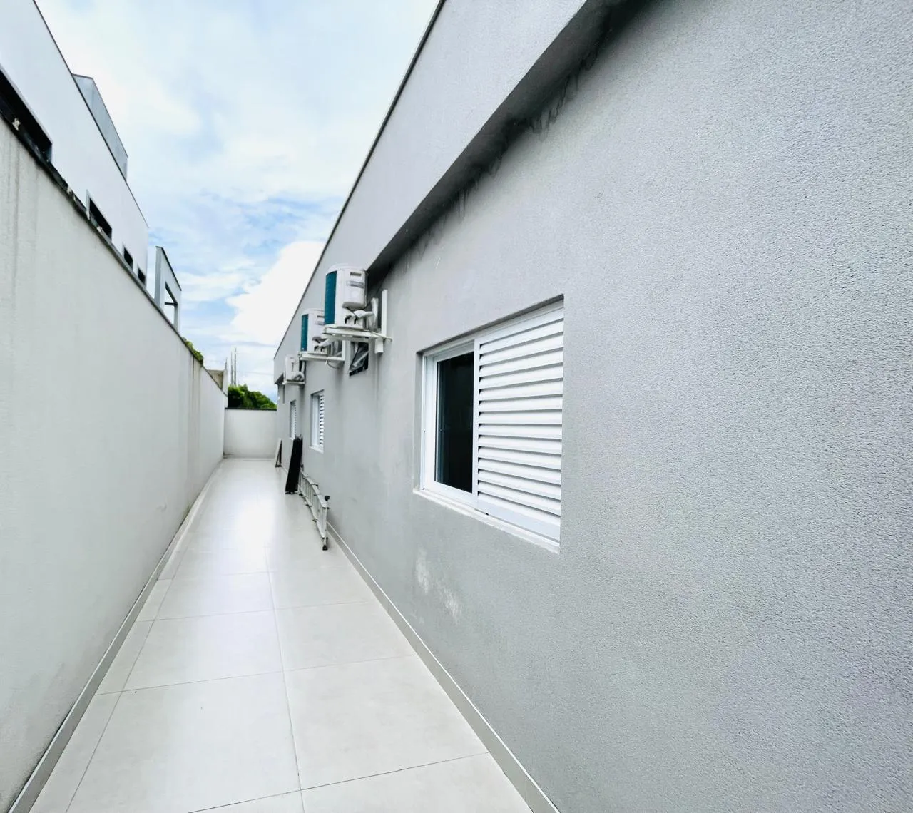 Casa à venda com 3 dormitórios no Condomínio Terras de San Marco em Taubaté/SP.