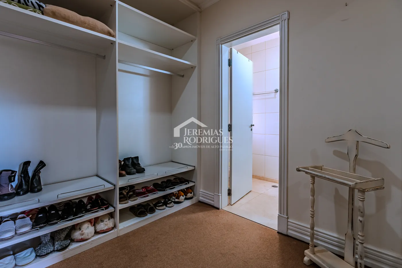 Casa para venda e locação com 5 suítes no Jardim Véu da Noiva em Campos do Jordão/SP