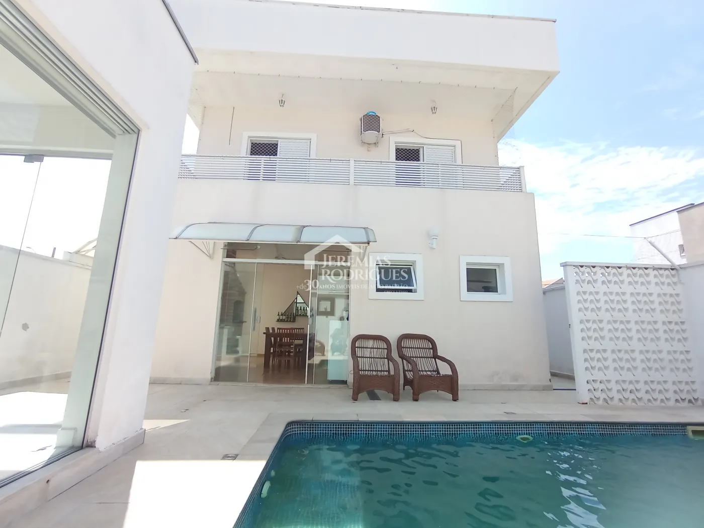 Casa assobradada com 3 suítes - Condomínio Jardim Oásis - Taubaté/SP.
