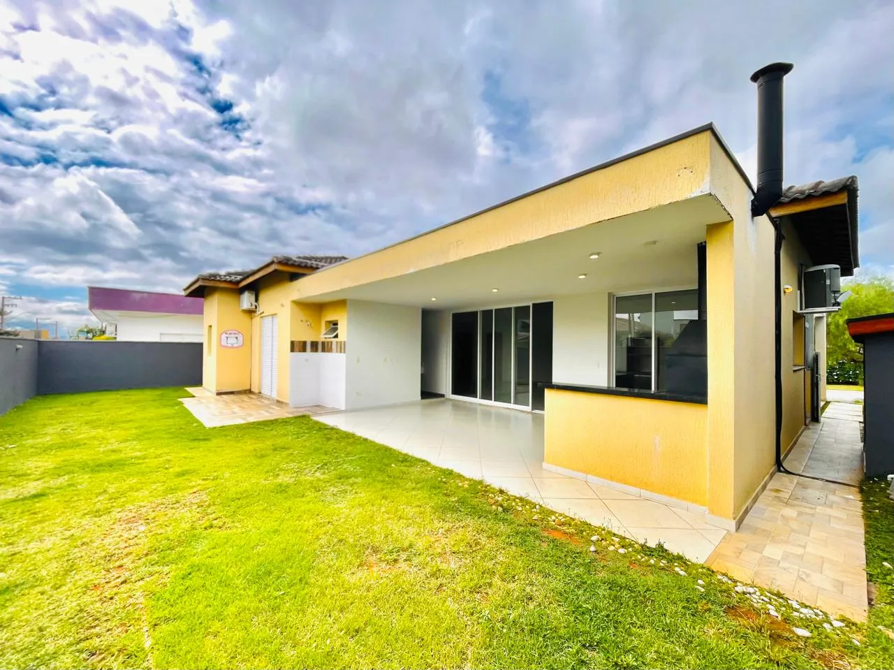 Casa para locação e venda no Condomínio Real Ville em Pindamonhangaba/SP.