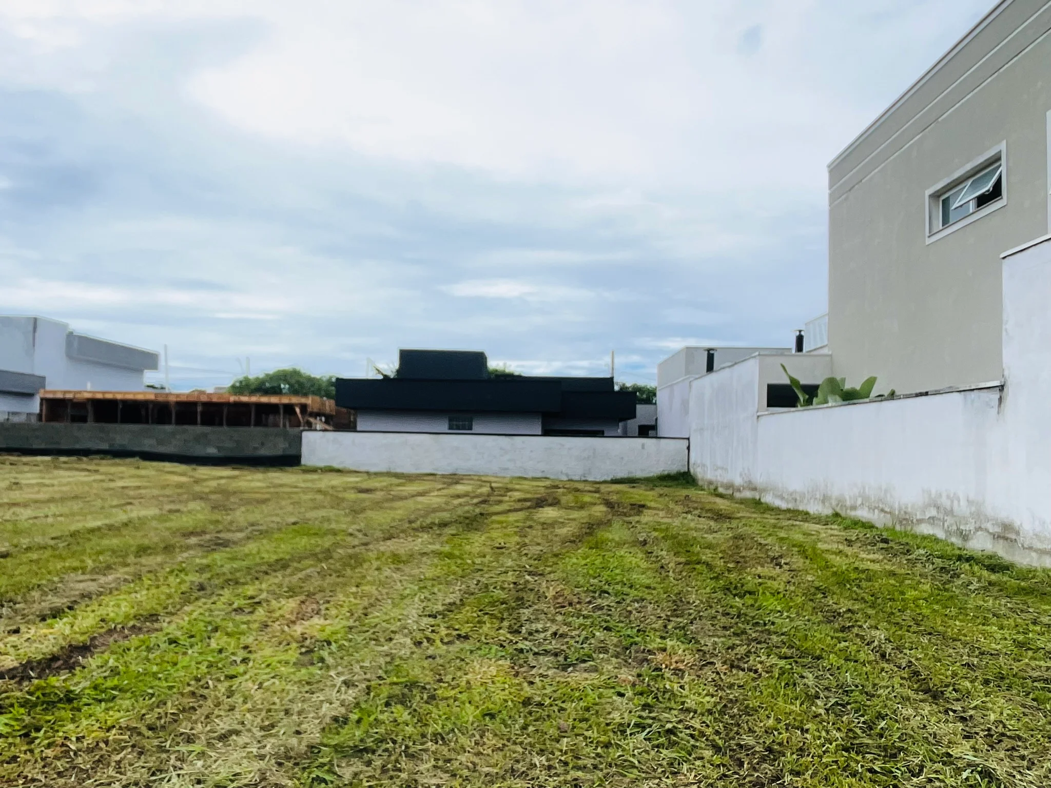 Terreno à venda com 300 m² no Condomínio Ouro Ville em Taubaté/SP. 