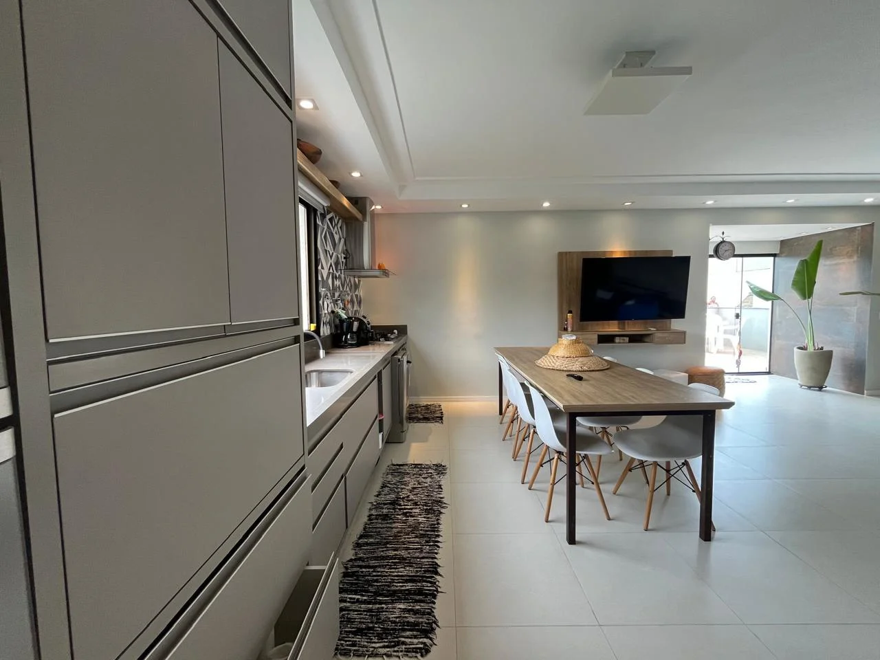 Apartamento à venda com 4 dormitórios, 260 m² no Edifício Recanto dos Nobres em Ubatuba/SP. 