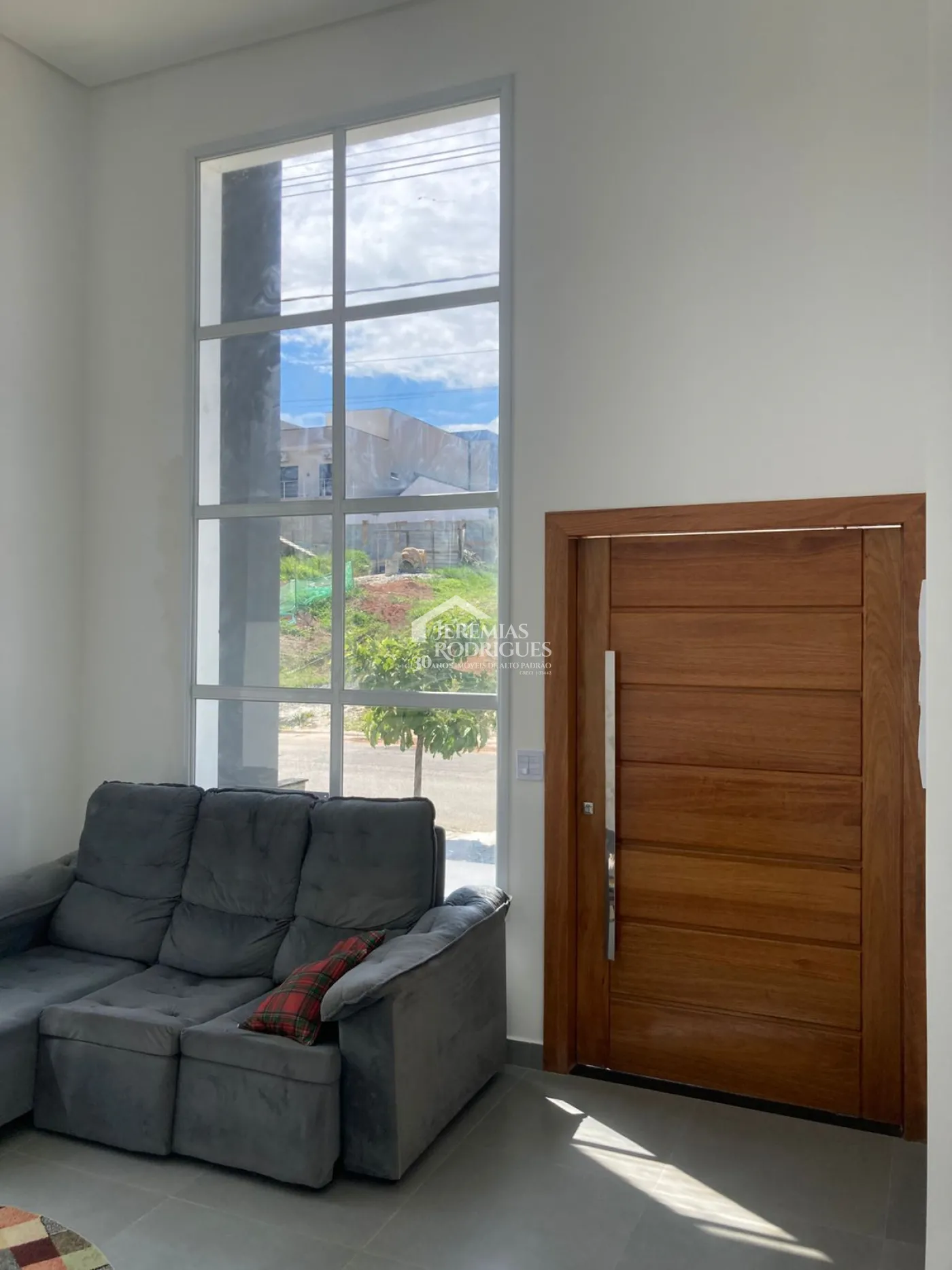 Casa assobradada à venda com 3 dormitórios no Condomínio Cataguá Way Norte em Taubaté/SP.