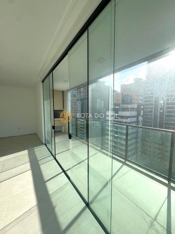 Aalborg Residence apartamento com 3 suítes e 2 vagas na Meia Praia